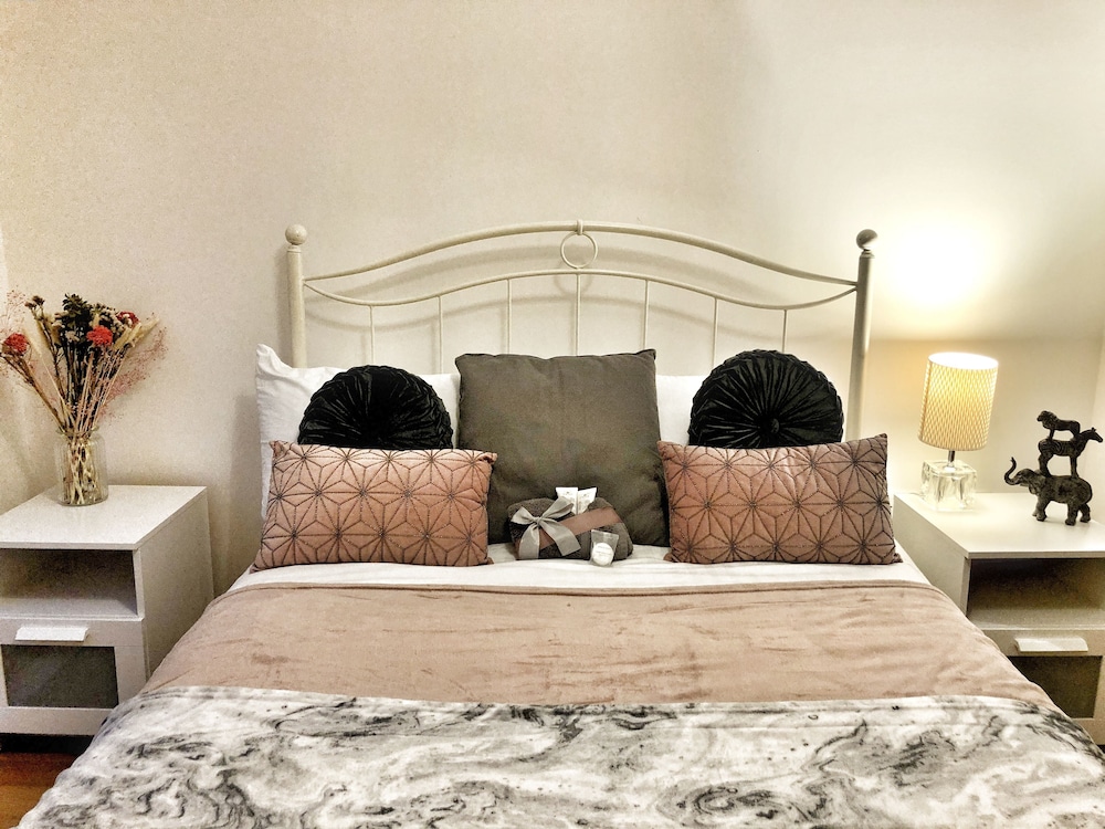 Elegant Apartment in The Wharf view 5