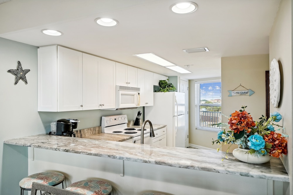 Seacrest 511 is a Gulf side 2 BR on Okaloosa Island by RedAwning view 5