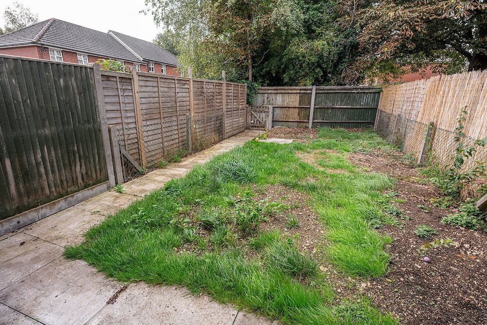 Modern 2-bed Home With Driveway Basingstoke