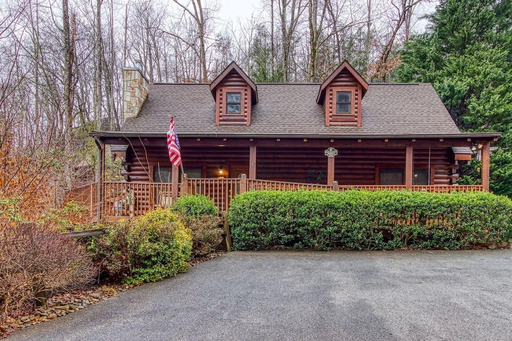 Er312- Bear Mountain Memories- Great Location- Close To Town 6 Bedroom Cabin by RedAwning view 3