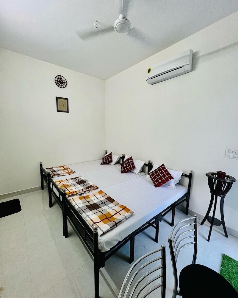 Hostel ivory