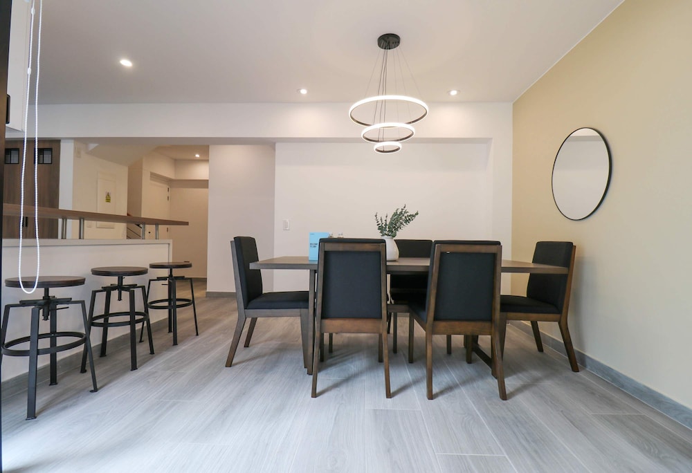 w Grandiose Duplex w Modern Deco in Miraflores