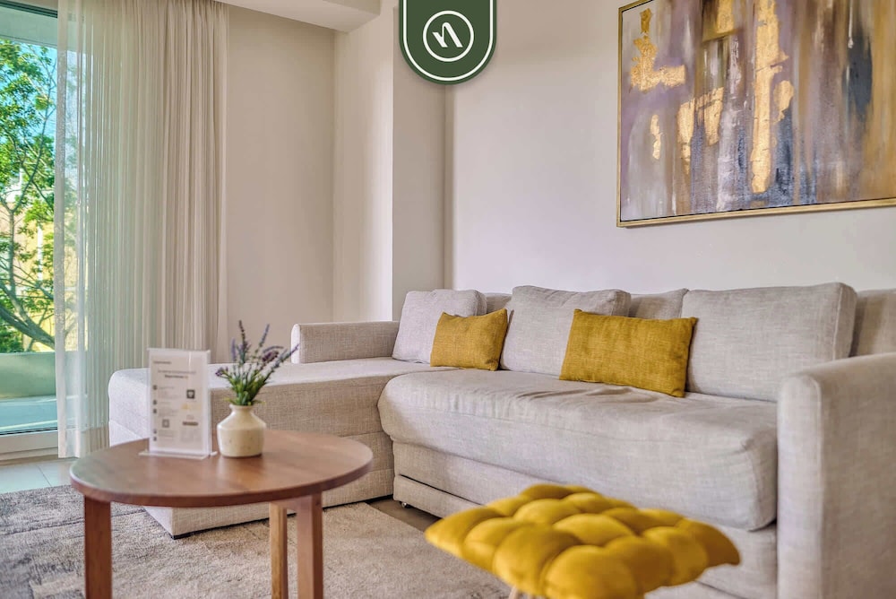 Luxury 2 BR Condo Near Golf Courses and Marina