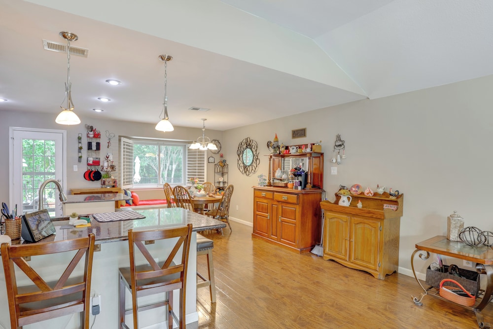 5 Mi to Lewisville Lake: Couple's Retreat w/ Yard
