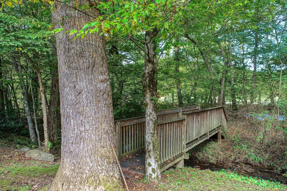 Sweet - 2 Bedrooms, 2 Baths, Sleeps 6 Cabin by RedAwning