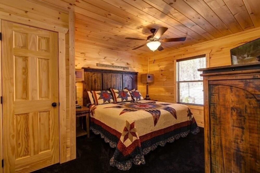 Country Cozy - 4 Bedrooms, 5 Baths, Sleeps 16 Home by RedAwning