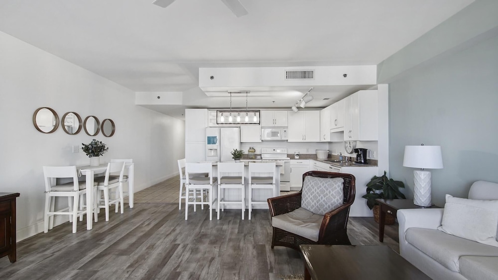Laketown Wharf 1116