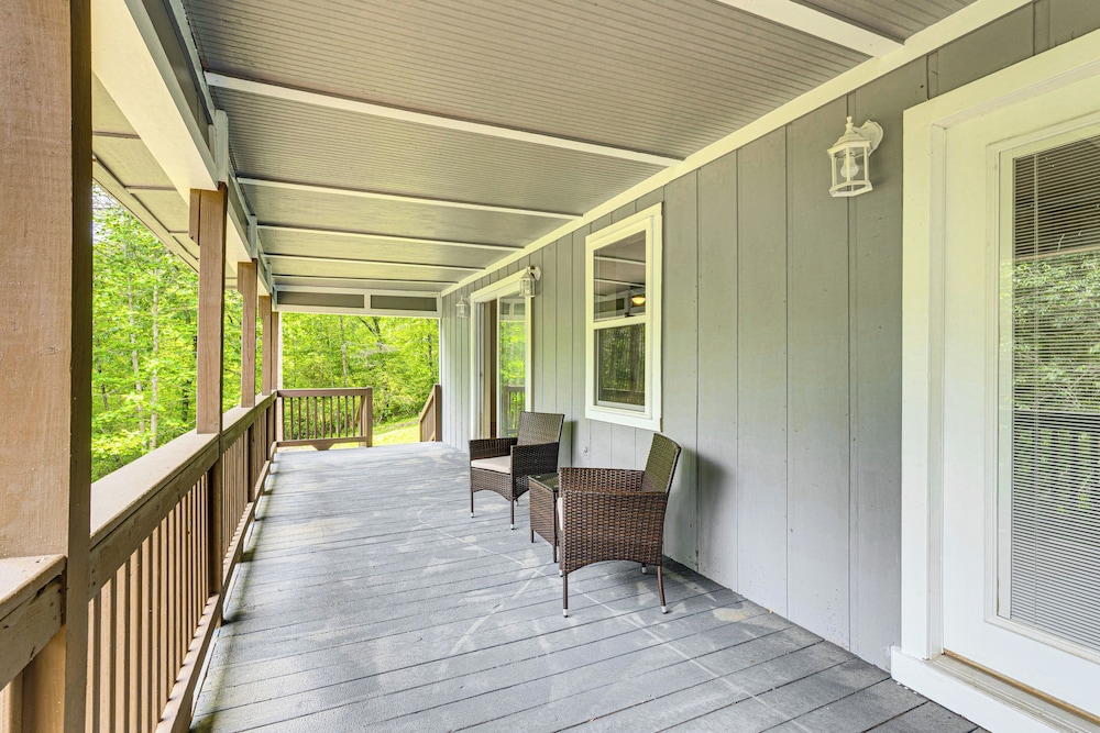14 Mi to Dtwn: Secluded Stay in Murphy!