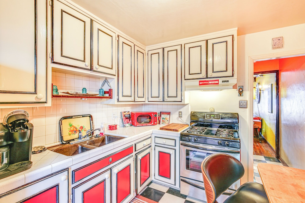 1 Mi to Ocean! Home w/ Rooftop Deck in Long Beach