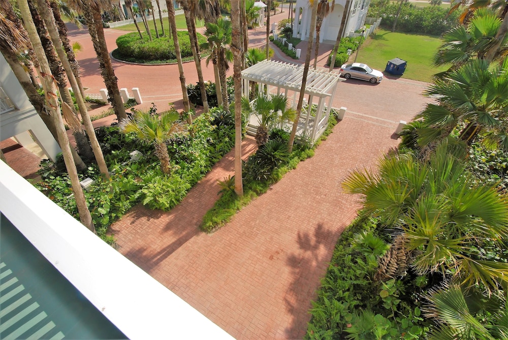 Palm House - Private Beachfront House 3 Bedroom Home by RedAwning