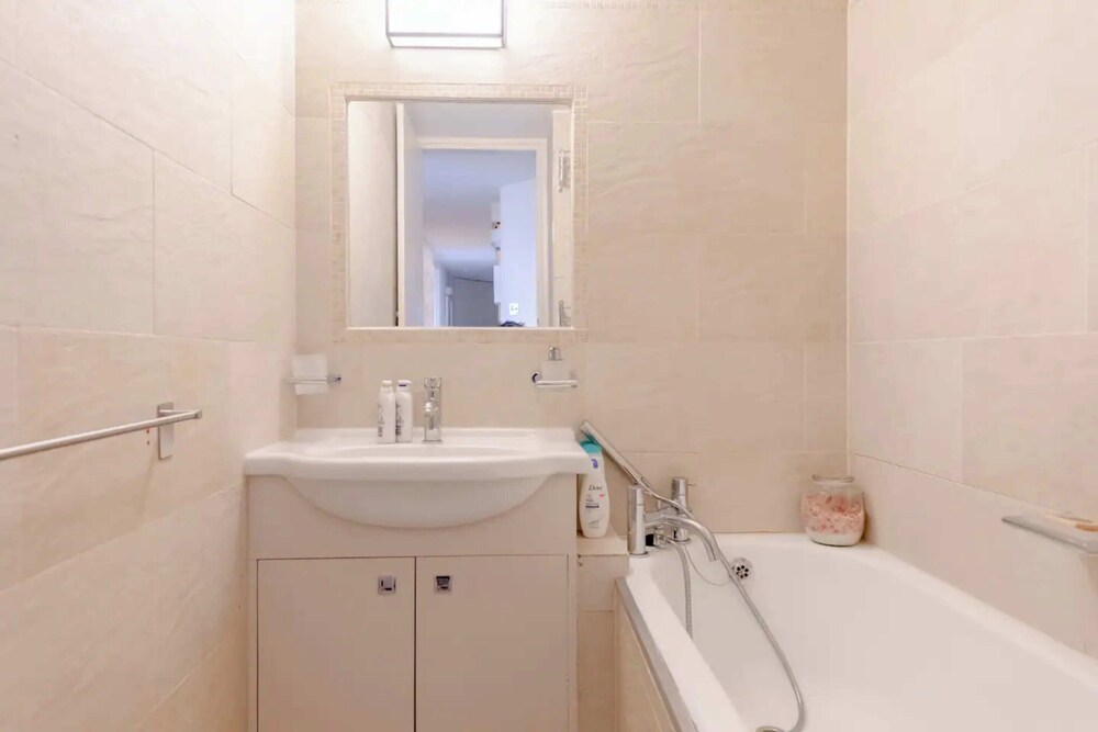 Scenic Riverside 2BD Flat - Chelsea