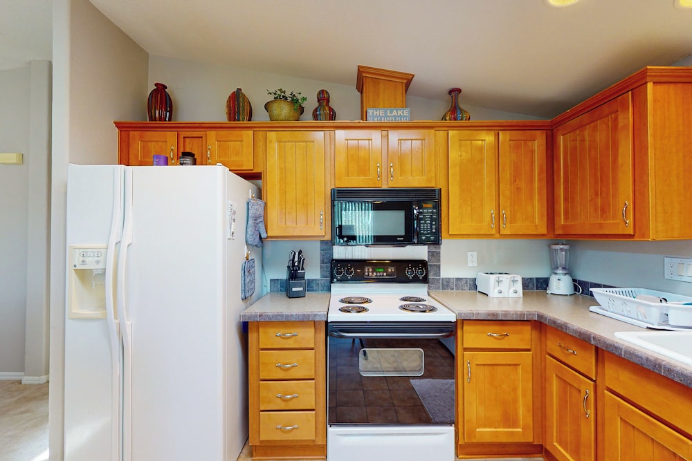 Exclusive 3BR w/ Pool, Hot Tub, W/d, & Clubhouse