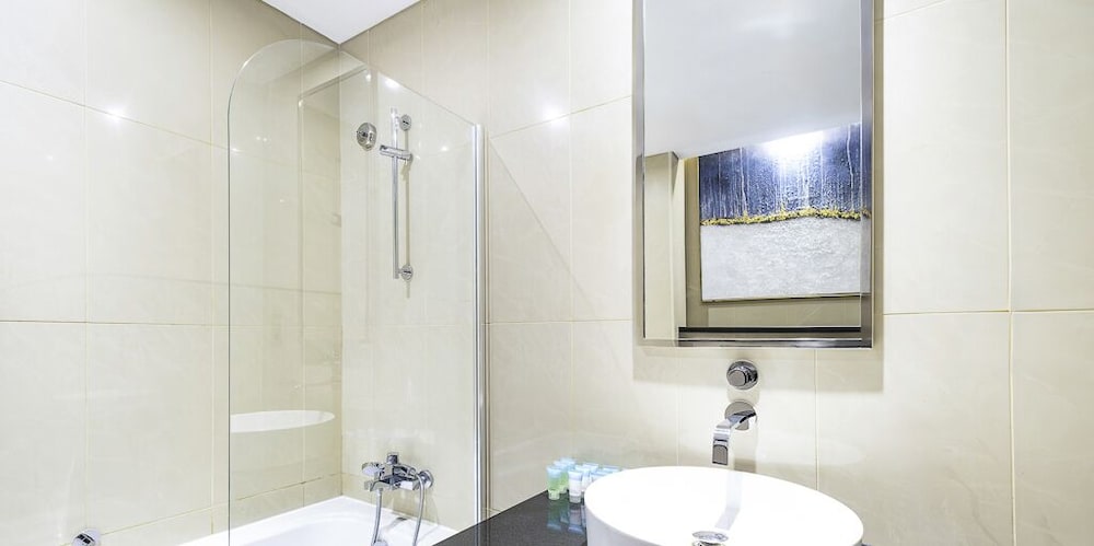 LUX The Bonnington JLT Suite 2