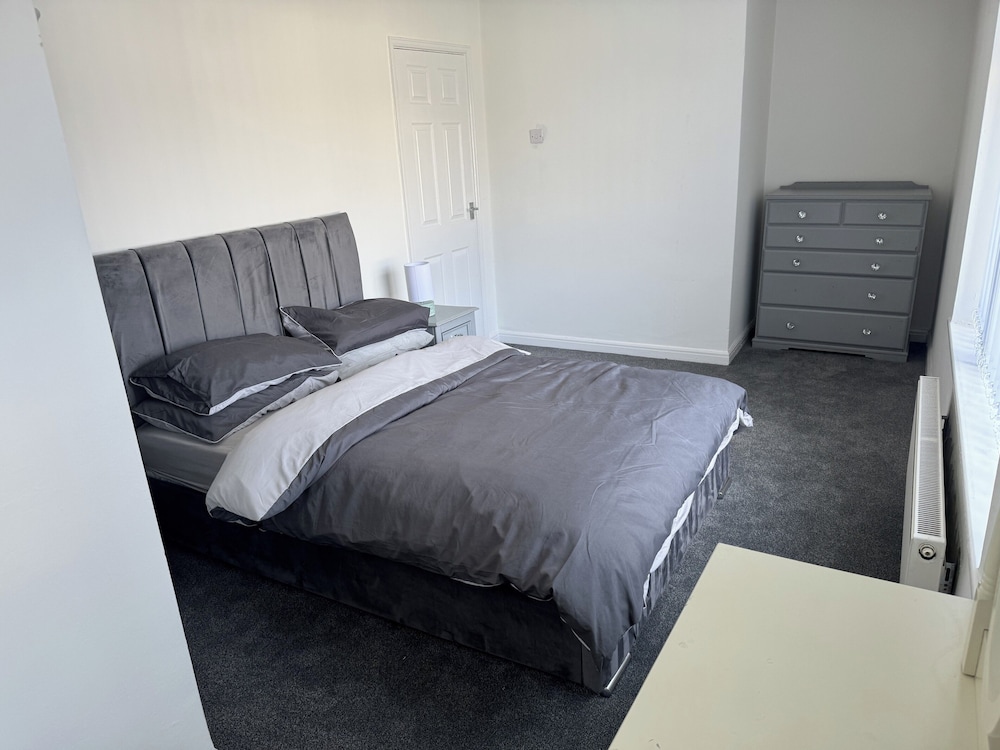 Knotty Ash - 3 Beds - Sleeps 6 - On-site Parking