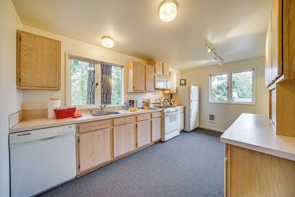 2 Mi to Burien: Peaceful Studio w/ Deck!