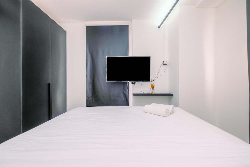 Luxury 2BR Apartment at Pejaten Park Residence with Bathtub