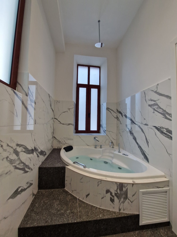 Jensen Luxury Suites