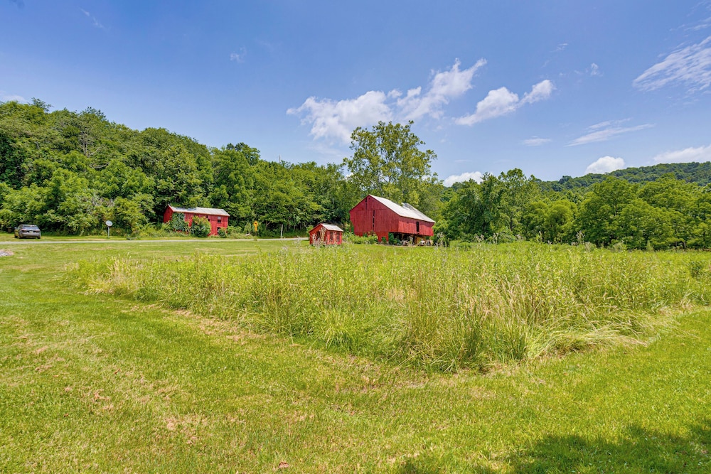 Honey Bee Farm On-site: Susquehanna Valley Apt!