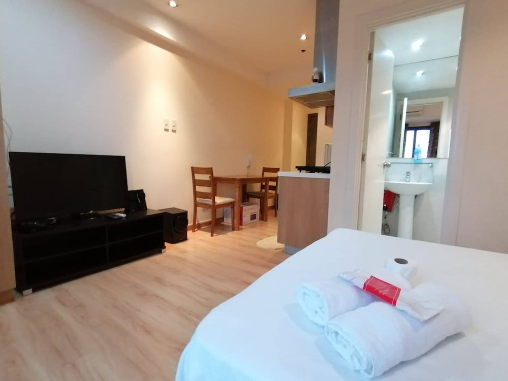 Happy Suites at Knightsbridge Res Makati view 3