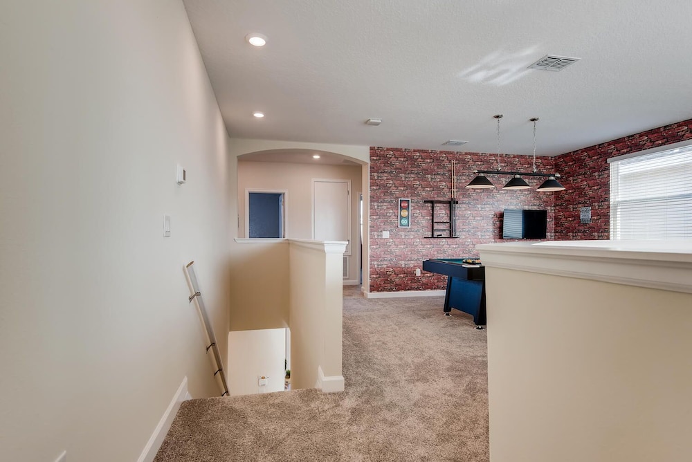 8992 CC - Exquisite 5 Bed Single Family