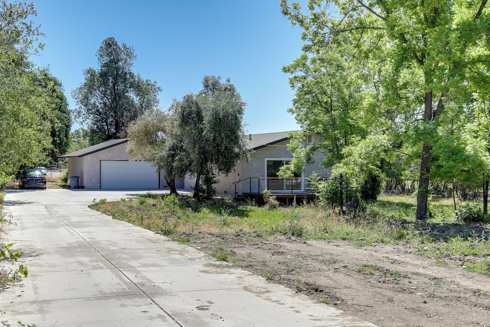4 Mi to Folsom Lake: Modern Home w/ Patio!