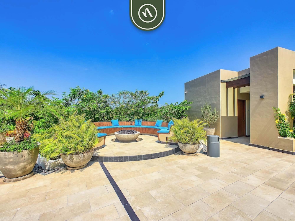 Luxury 2 BR Condo Near Golf Courses and Marina