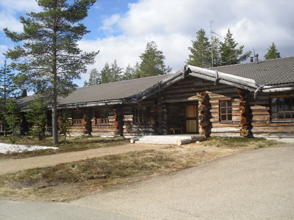 Saarikejo Log Chalet