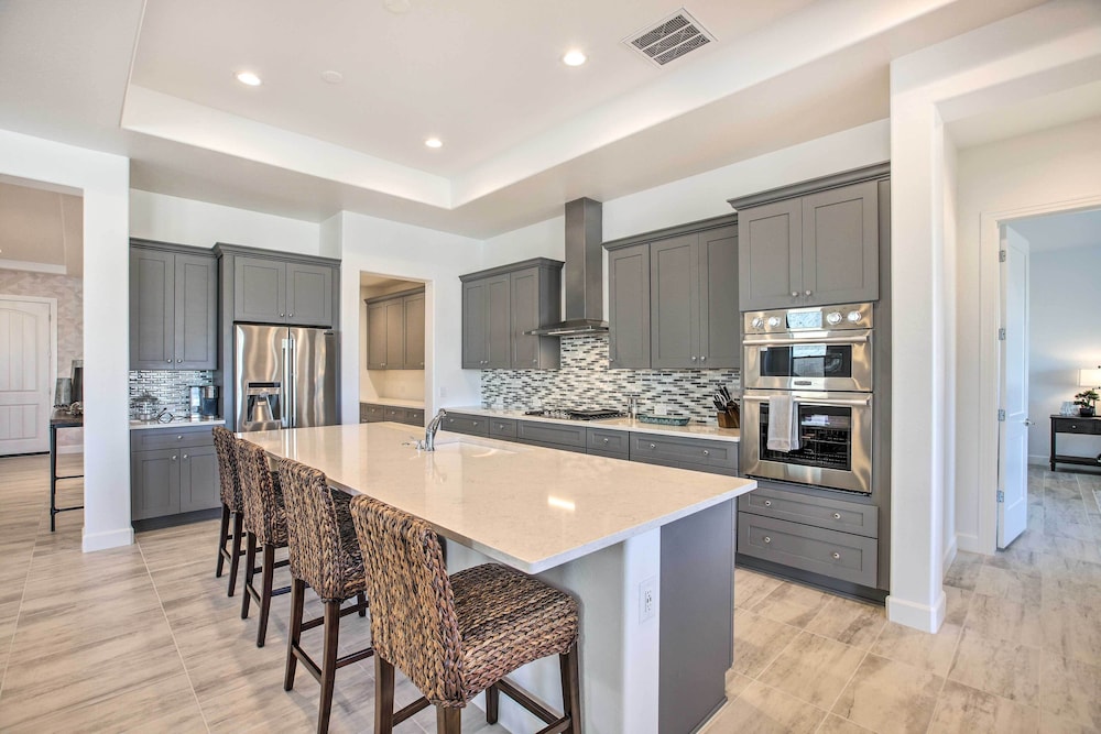 Private Pool & Grill: Modern Goodyear Retreat