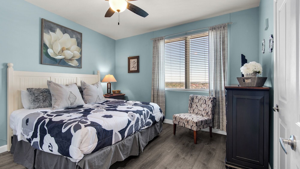 Beachfront Corner Unit w/ Wrap-around Balcony, Close to Attractions!