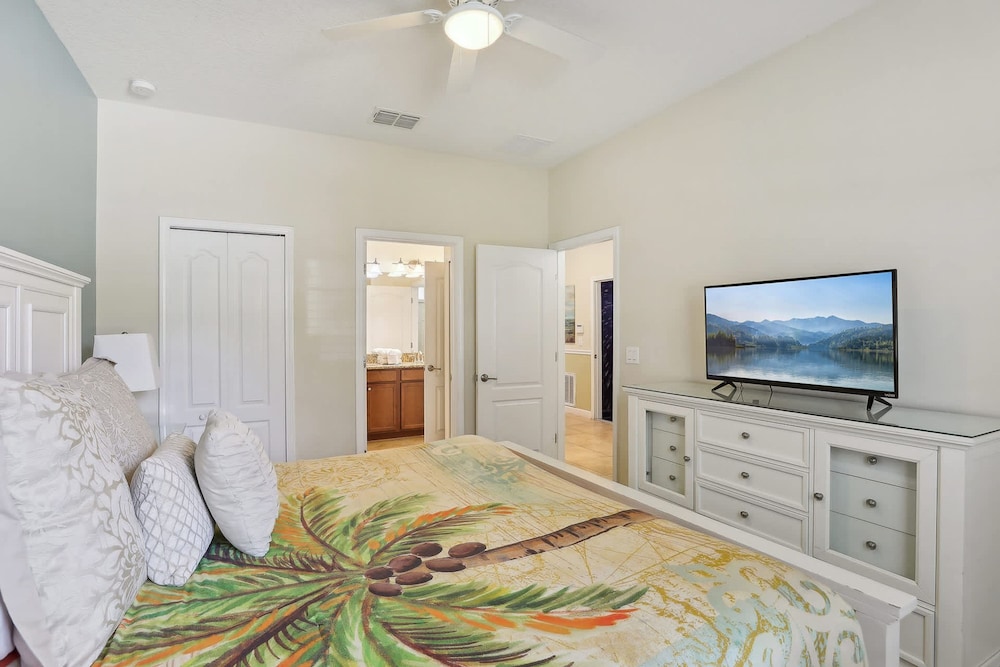 Modern 8BR Home With Private Pool and hot tub