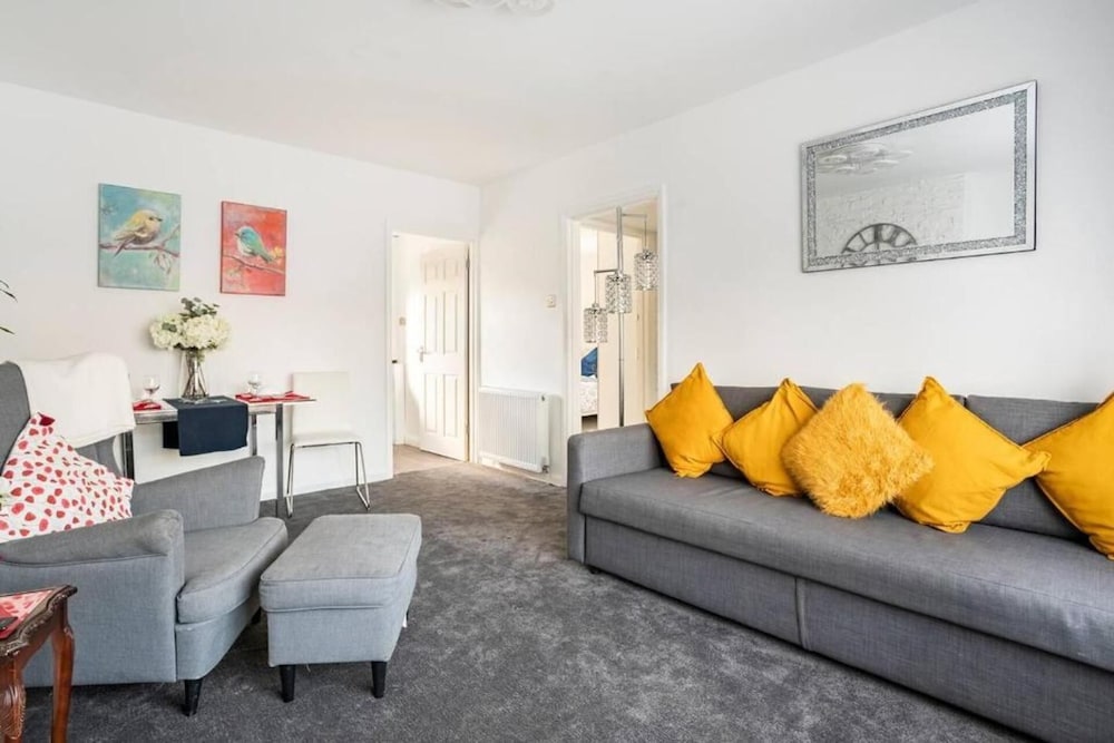 1 Bed-sleeps 4-free Parking-30 Min to Central Ldn