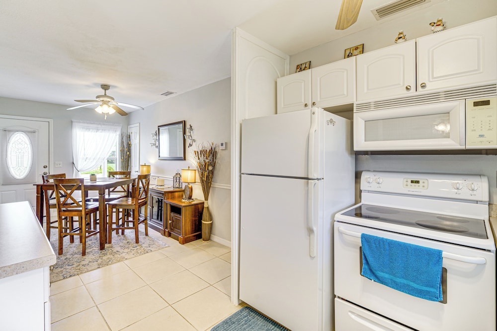 1 Mi to Lake Jackson: Home w/ Screened Patio!