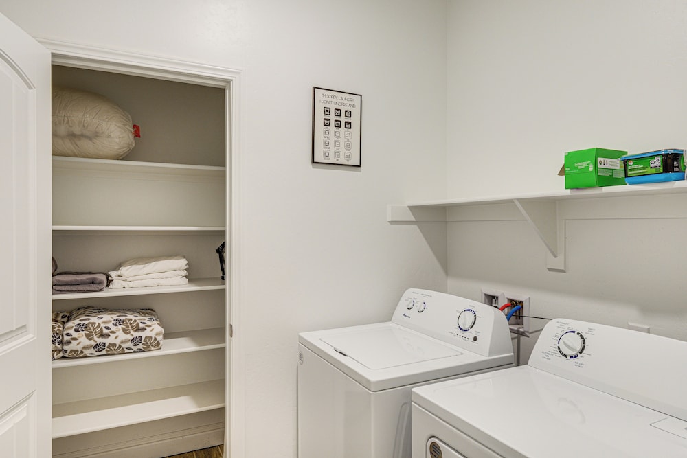 9 Mi to Dtwn Bakersfield: Pet-friendly Home