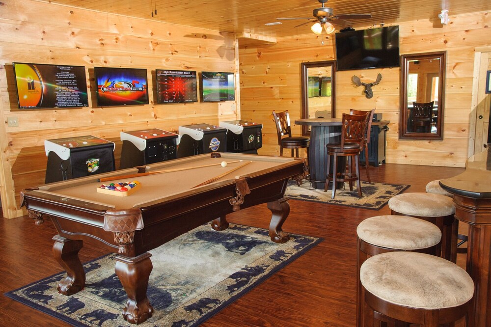 Greenbrier Estate 28 Bedroom Cabin by RedAwning