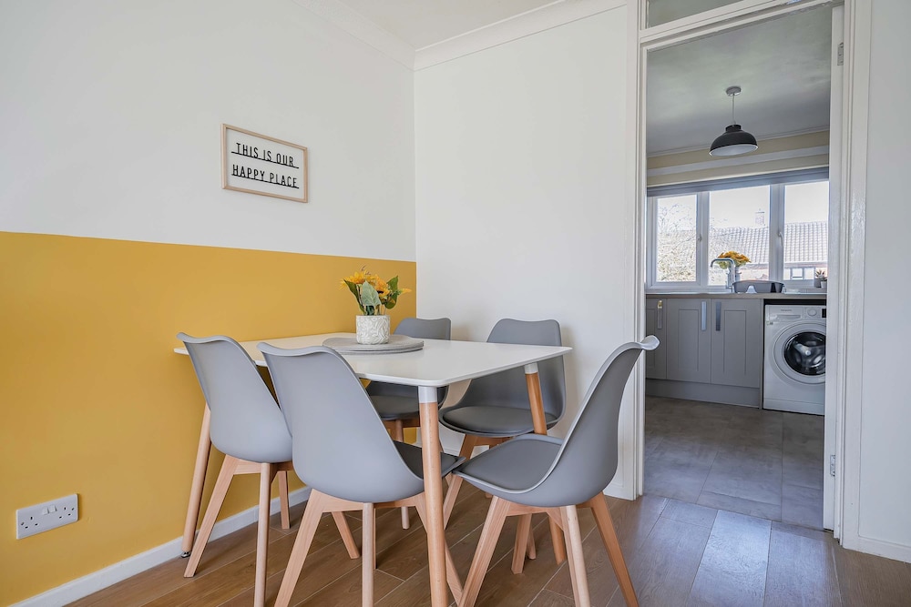 Stylish 2BR Apartment Near MCR Airport