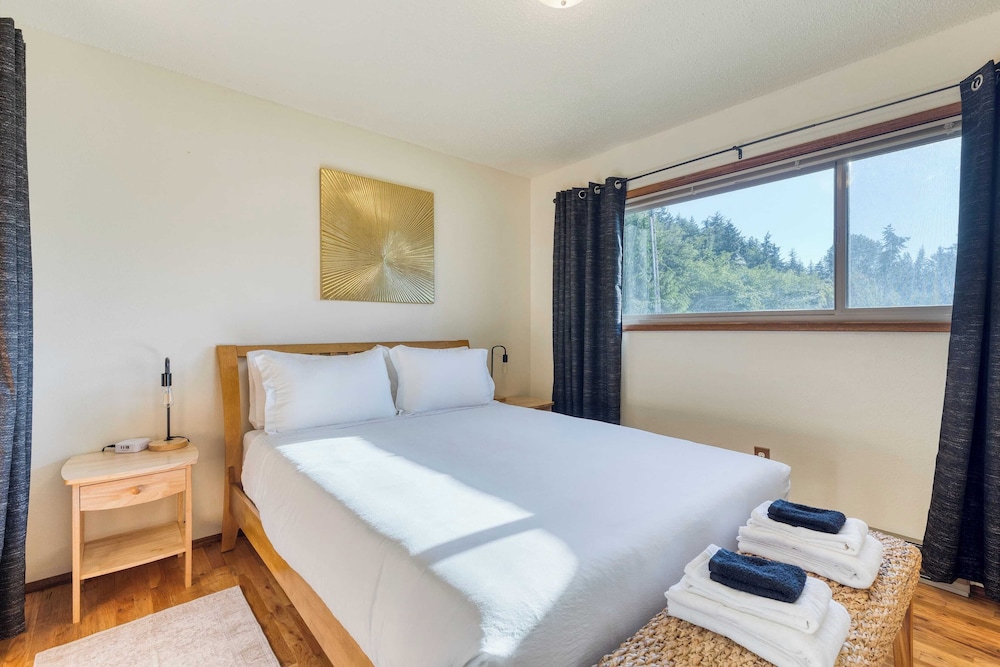 Lodge Trails, Hot Tub, Walk to Cornet Bay