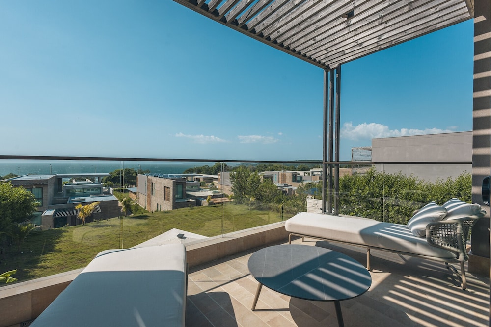 Bright Villa w Pool Outdoor Grill