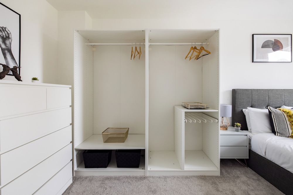 Sophisticated 2 Bed Flat with Balcony in Acton