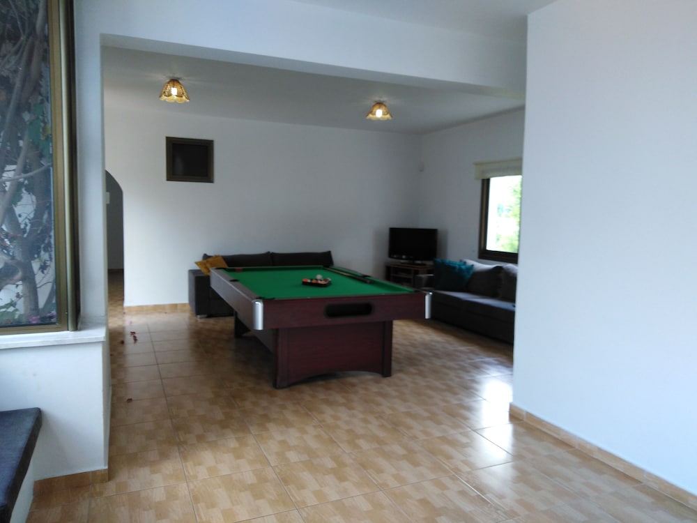 Huge ! Lovely! Private! Villa in The Heart Of Coral Bay! Car Not Essential ! view 4