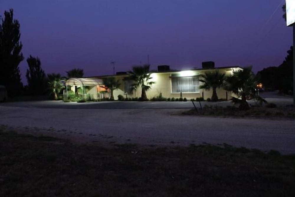 Hotel Lazy River Motor Inn - Image 1