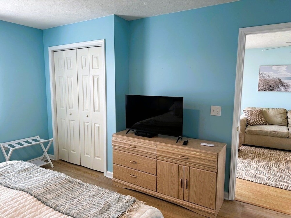 Waterway Village 27f 2 Bedroom Condo