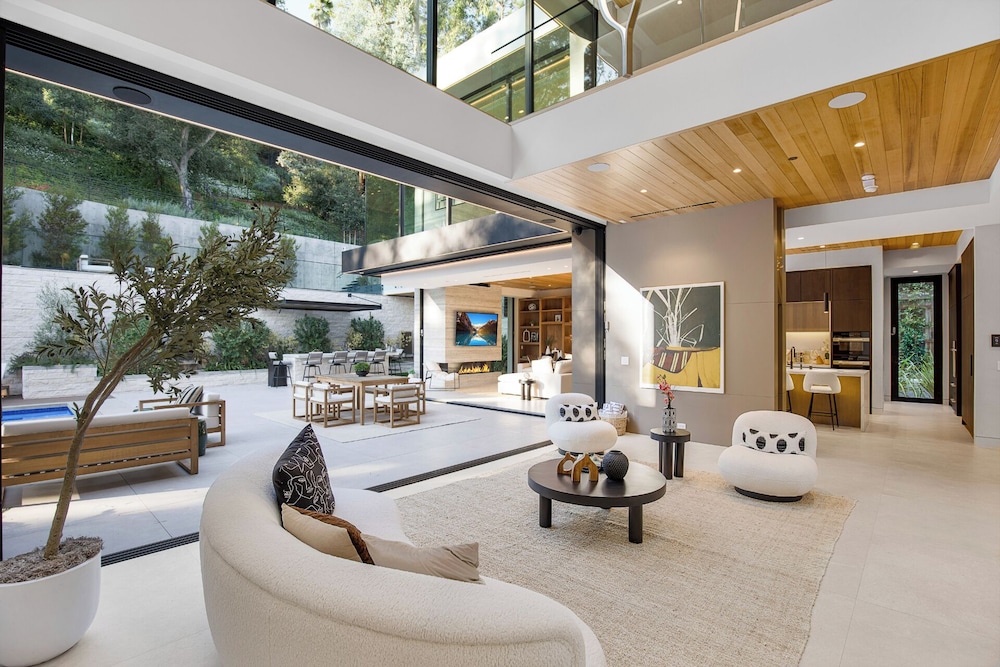 Hutton Villa - 5-bedroom Retreat in Iconic Beverly Hills Oasis