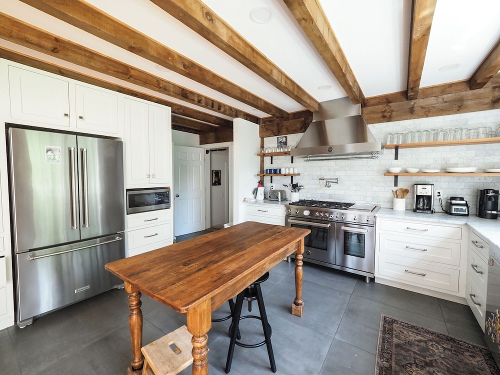 Charming 6 Bdrm Countryside Stay