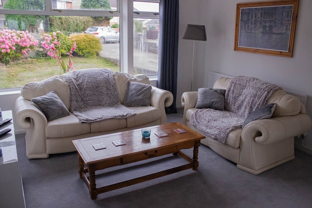 Swansea 3 Bedroom Home With Parking & Garden