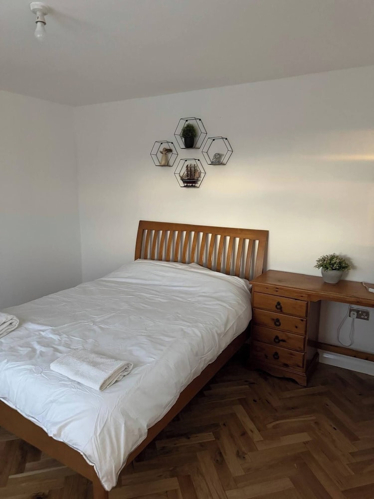 Spacious 4-bedroom Home in Ashford, Kent - Perfect for Families and Groups