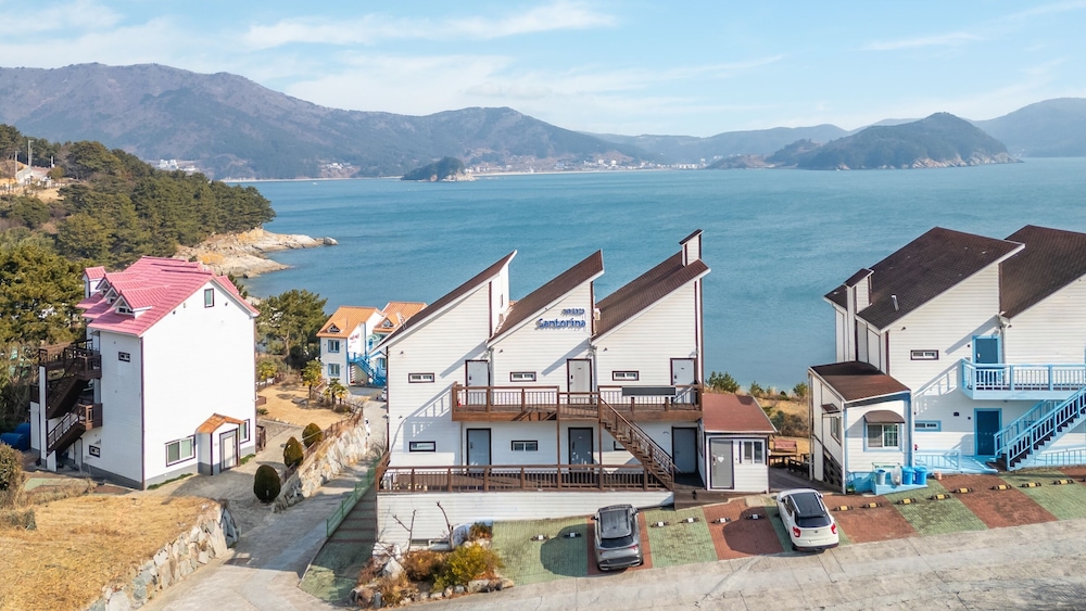 Geoje Kkachi and Santorini Pension