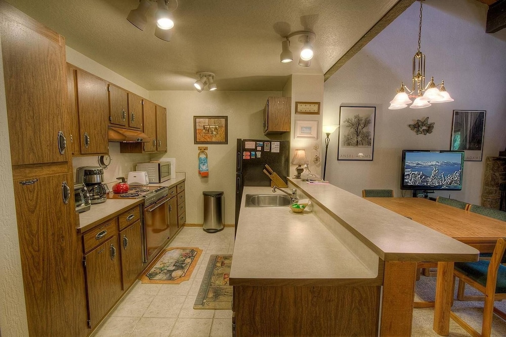 Forest View Townhouse 3 Bedroom Home by RedAwning