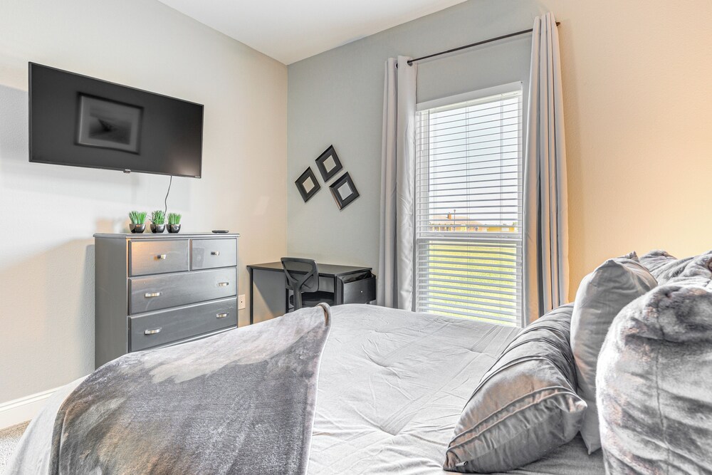 Suburban Bliss! Cozy Home w/ Neighborhood Perks
