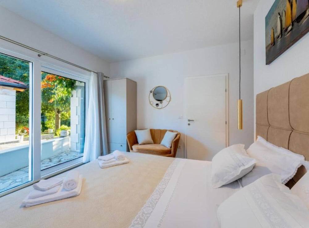 Idyllic Escape Villa Maretici With Pool and Private Garden