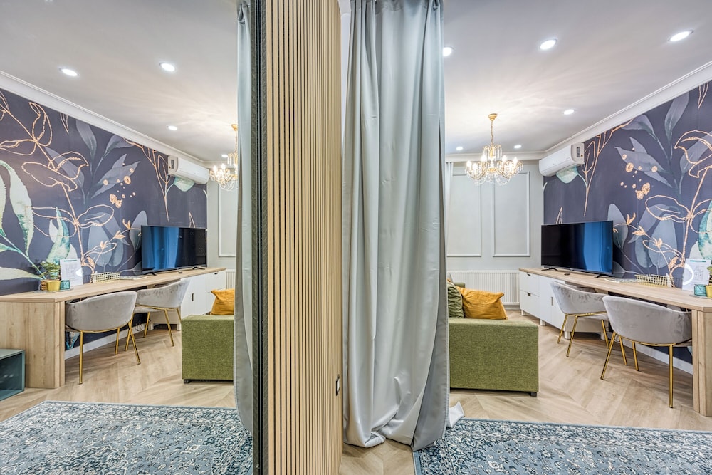 Boutique Downtown Studio with Balcony 1
